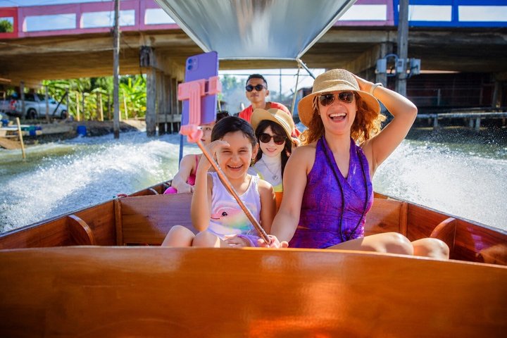 Damnoen Saduak floating market with Michelin food option