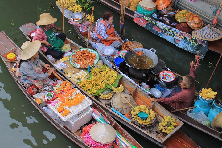Colorful boats at Damnoen Saduak floating market